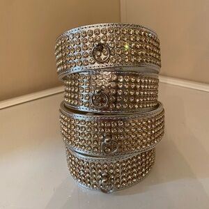 Dog collar with rhinestones.
ONE-18” collar fits an 16” neck. SILVER